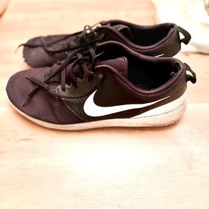 Mens nike golf shoes. Worn but still have good use in them.